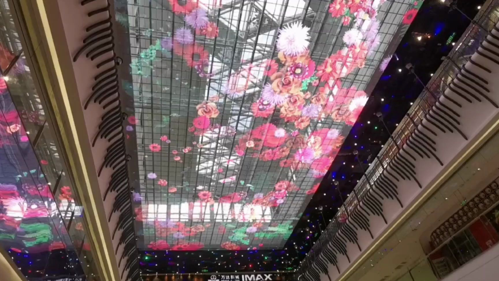 LED透明屏在商場(chǎng)中有何優(yōu)勢(shì)？