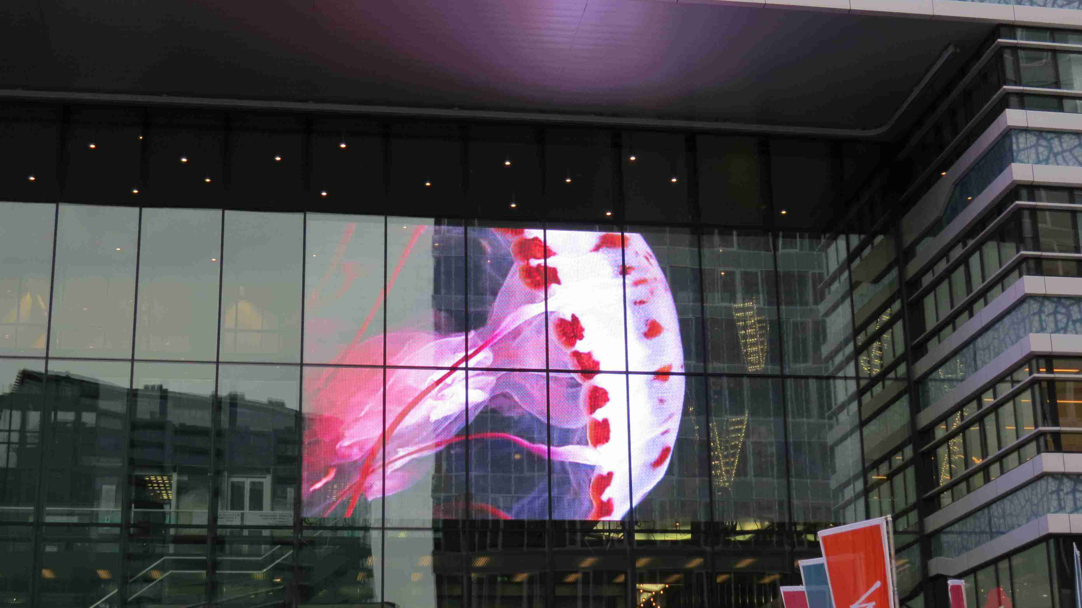 LED透明顯示屏與傳統(tǒng)LED顯示屏有何不同？